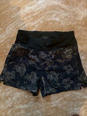 Athleta Black Trekkie North Floral-Print Performance Shorts